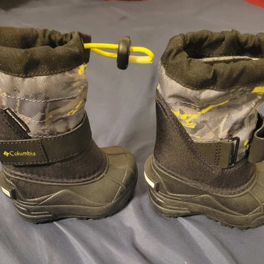 COLUMBIA Powerbug Plus II Winter SnowBoots Toddler 4 Waterproof Black Grey Neon